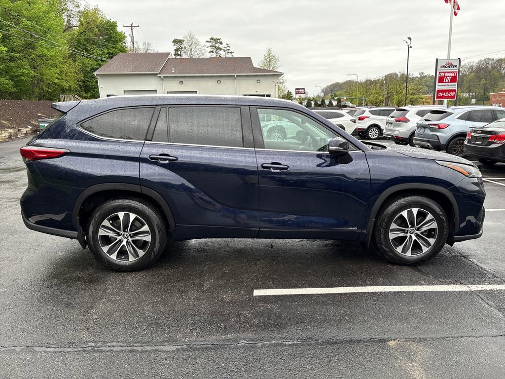 Used 2022 Toyota Highlander XLE AWD/4WD image 6