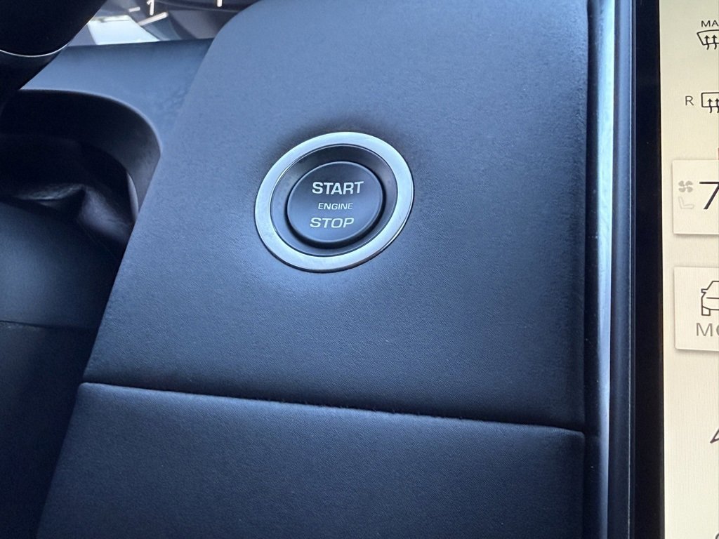 Used 2025 Land Rover Discovery Sport S image 28