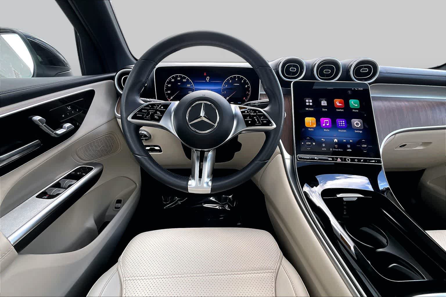 Used 2025 Mercedes-Benz GLC 300 image 6