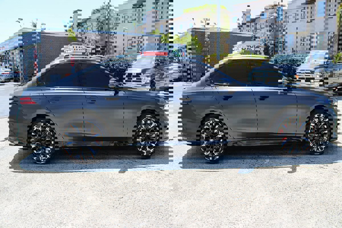 Used 2025 BMW i5 eDrive40i w/ M Sport Package image 6