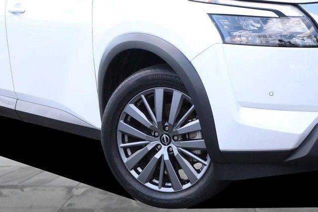 Used 2025 Nissan Pathfinder SL w/ SL Premium Package FWD image 3