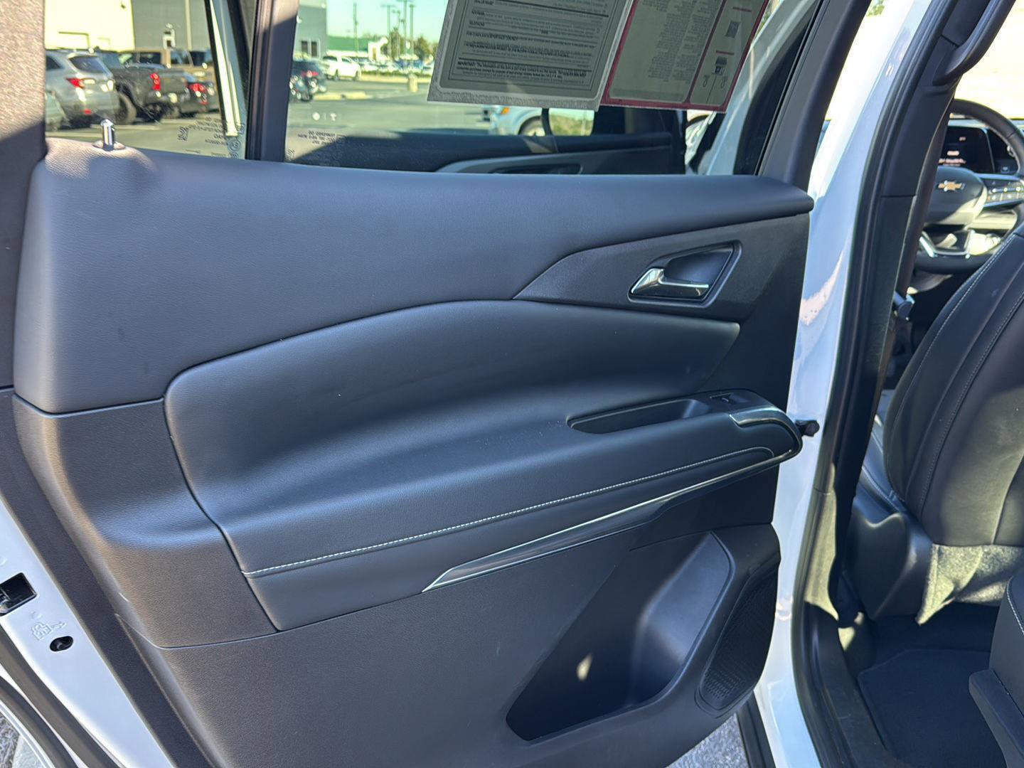 Used 2025 Chevrolet Traverse LT image 15