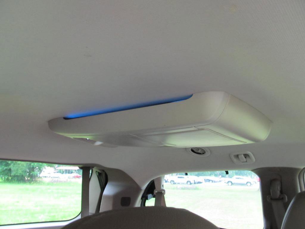 Used 2016 Chrysler Town & Country Touring-L image 37