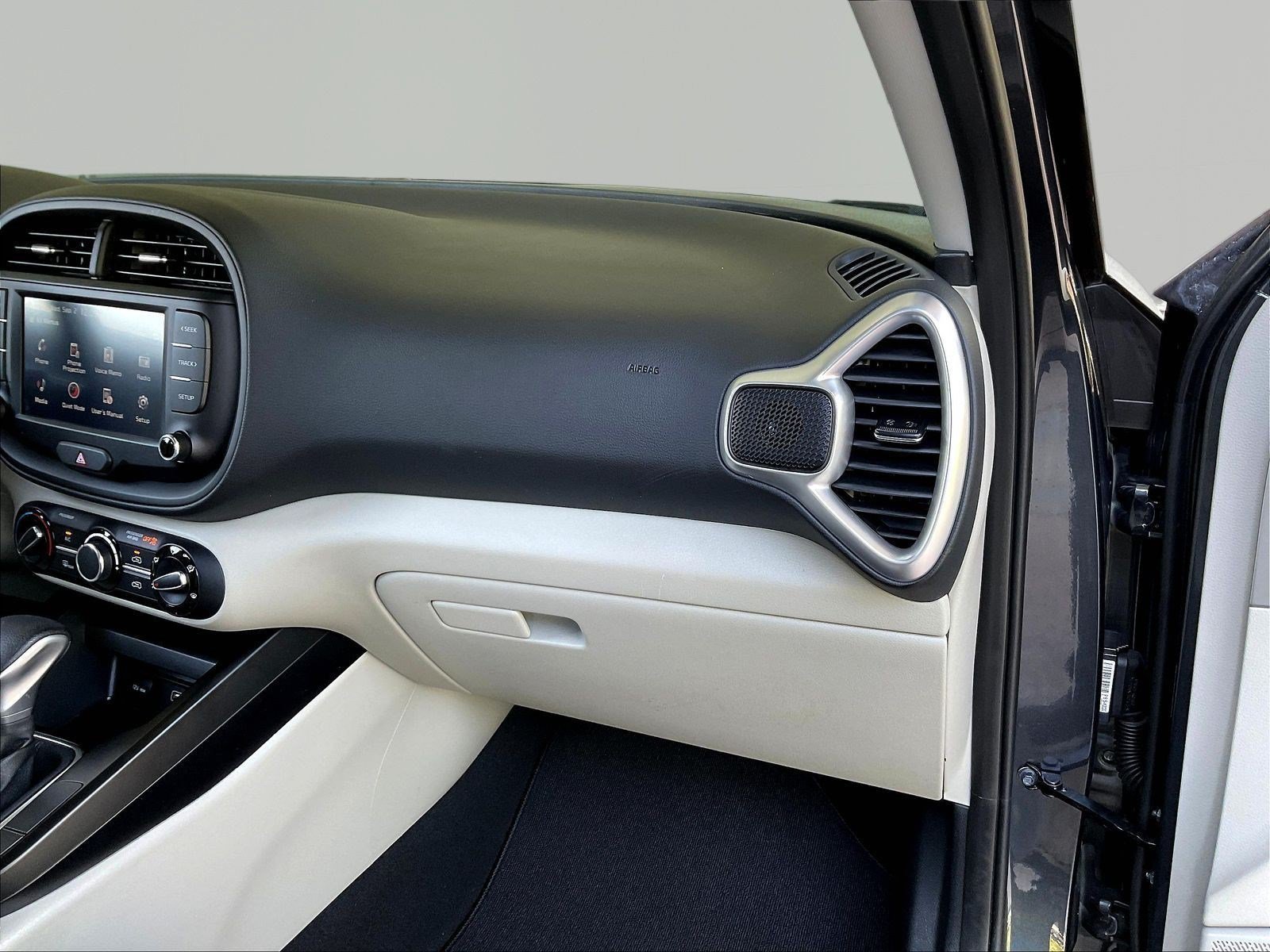 Used 2025 Kia Soul LX w/ LX Technology Package FWD image 23
