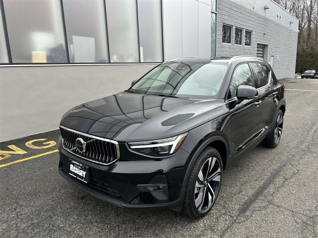 New 2025 Volvo XC40 B5 Ultra w/ Climate Package image 4