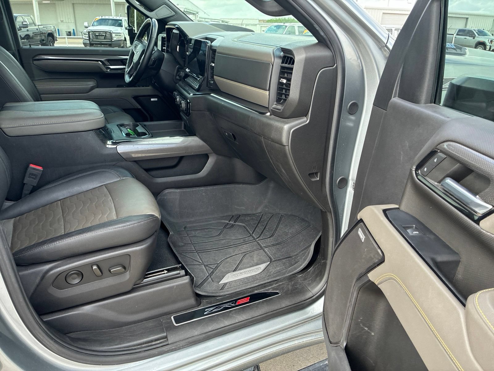 Used 2024 Chevrolet Silverado 2500 ZR2 w/ Technology Package AWD/4WD image 17