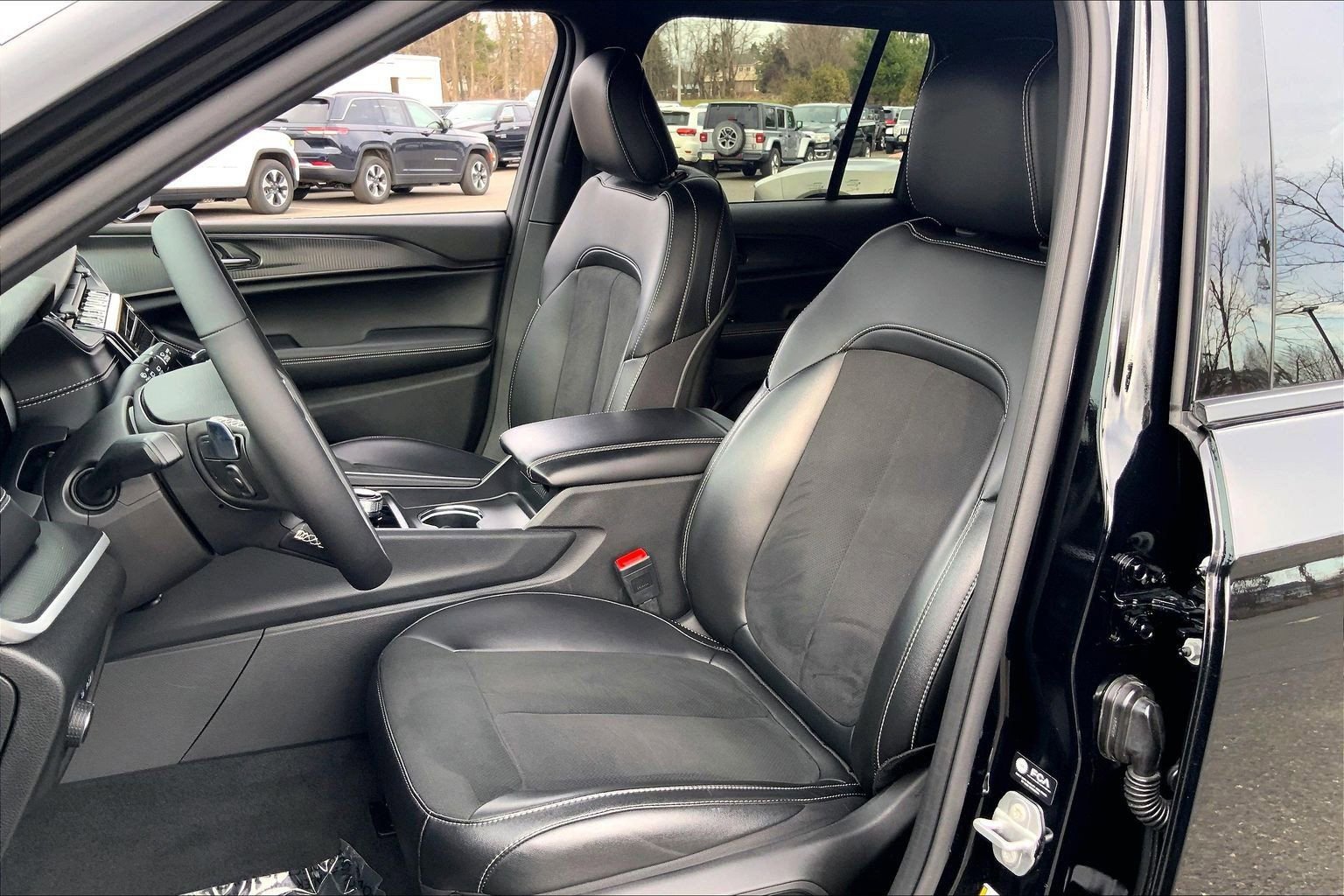 Certified 2025 Jeep Grand Cherokee Altitude image 8