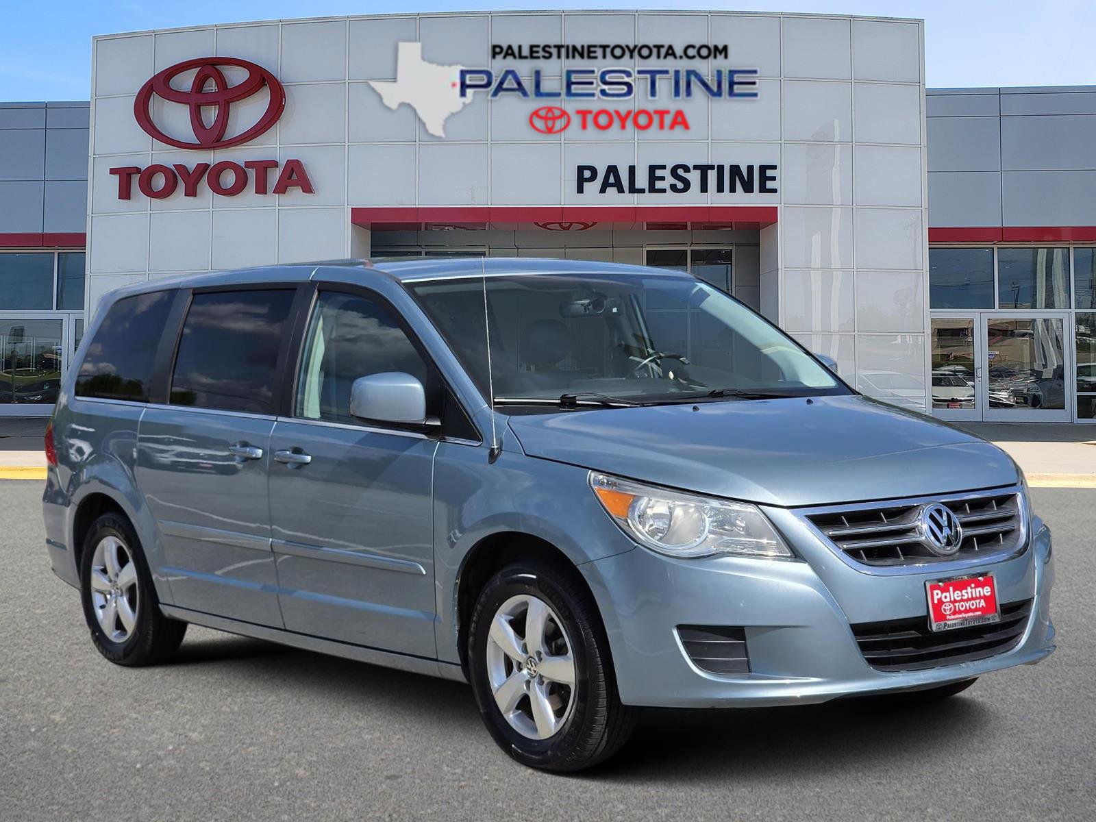 Used 2010 Volkswagen Routan SE FWD image 1