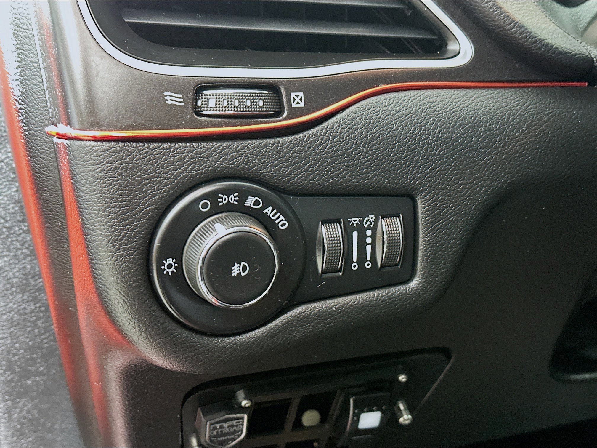 Used 2021 Jeep Cherokee Trailhawk image 10