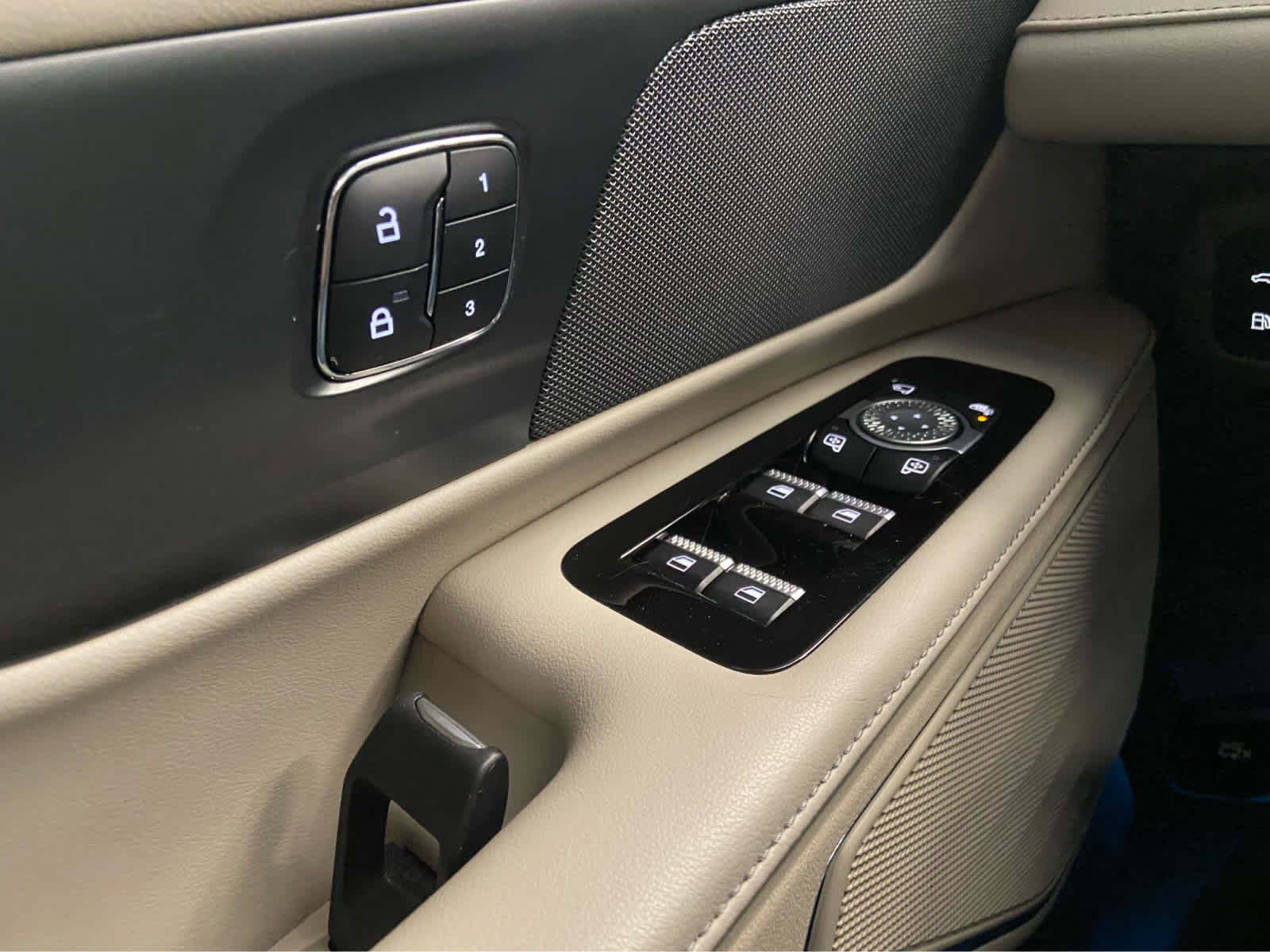 Used 2024 Lincoln Nautilus Reserve AWD/4WD image 38