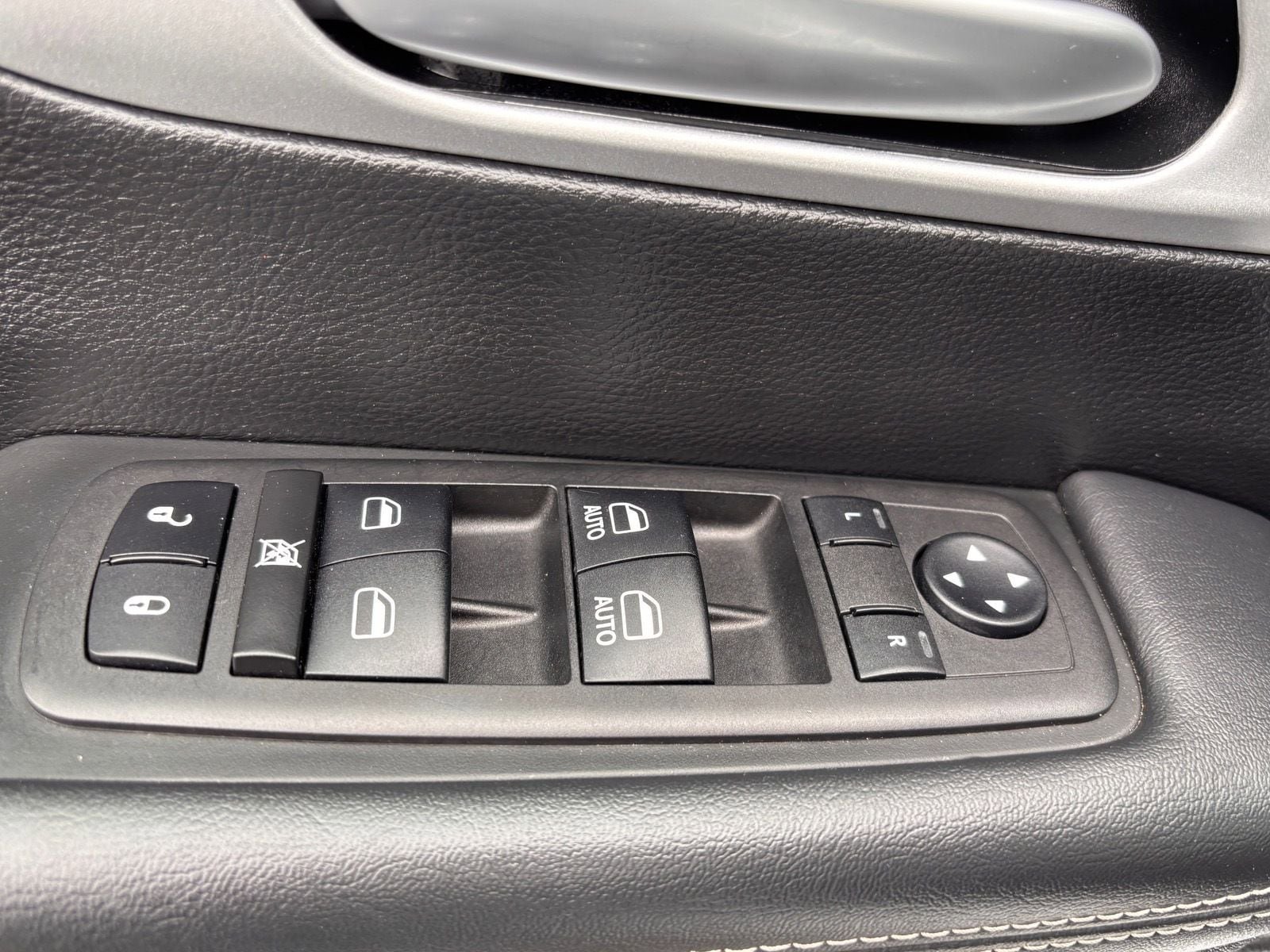 Used 2024 Chrysler Pacifica Touring FWD image 21