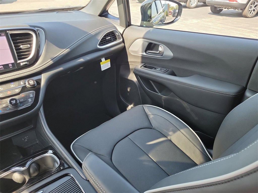 New 2026 Chrysler Pacifica Limited image 18