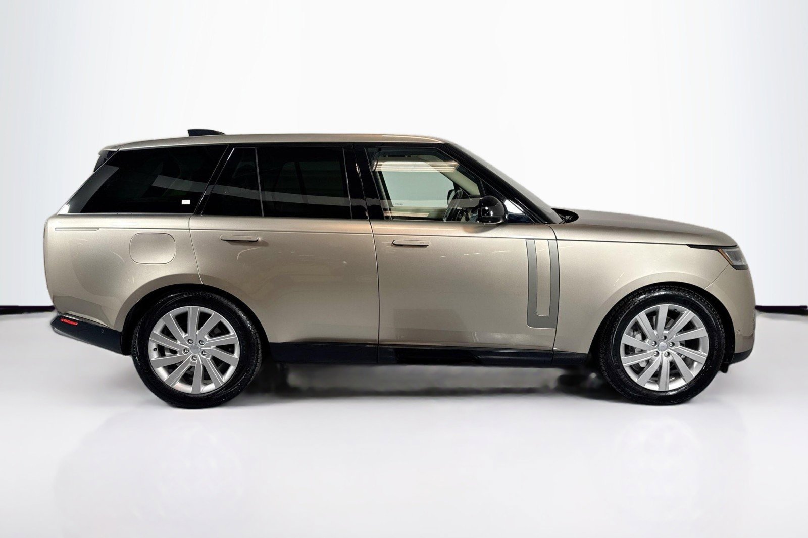 Used 2023 Land Rover Range Rover SE image 4