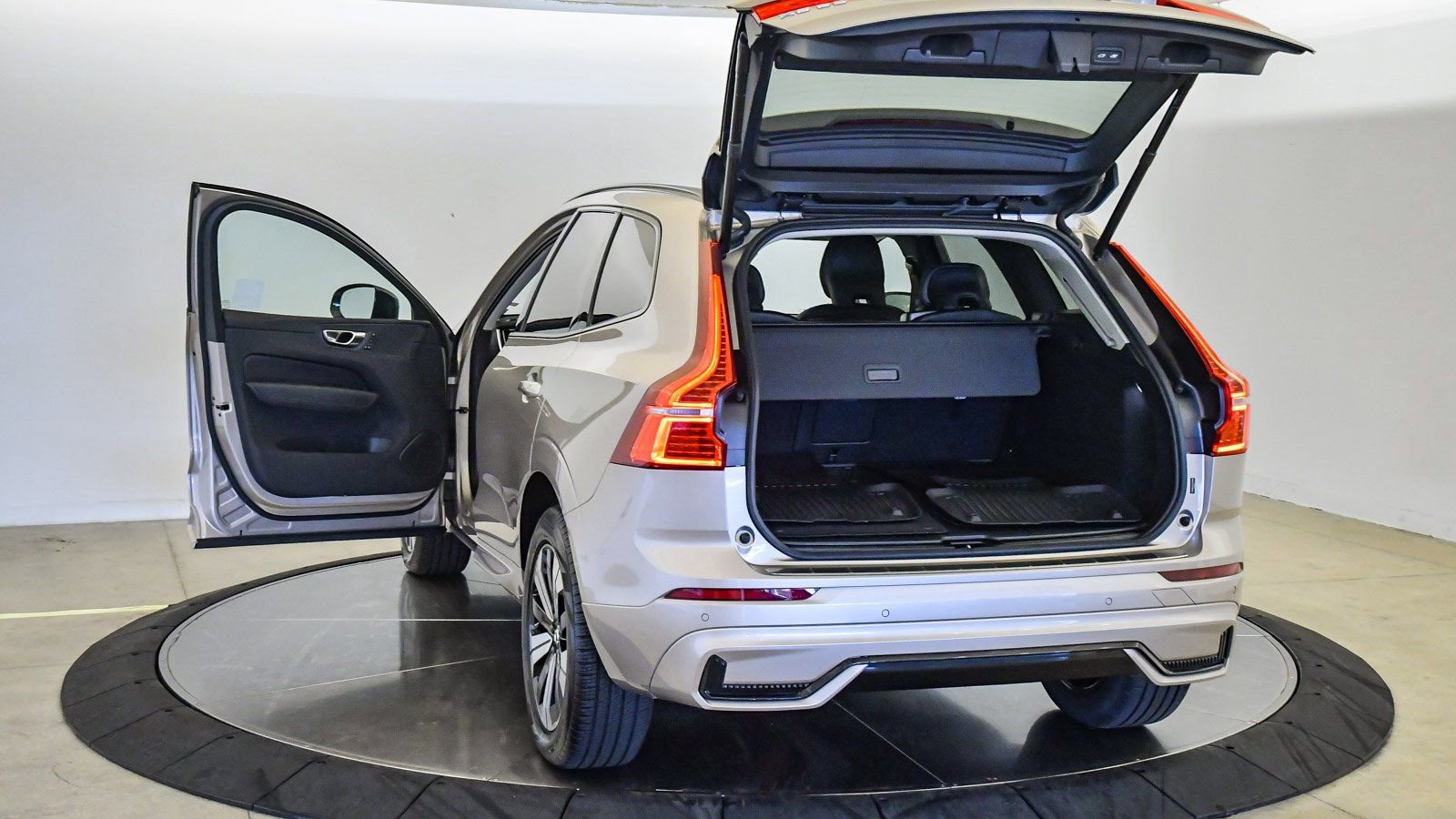 Certified 2025 Volvo XC60 T8 Core w/ Protection Package Premier image 26