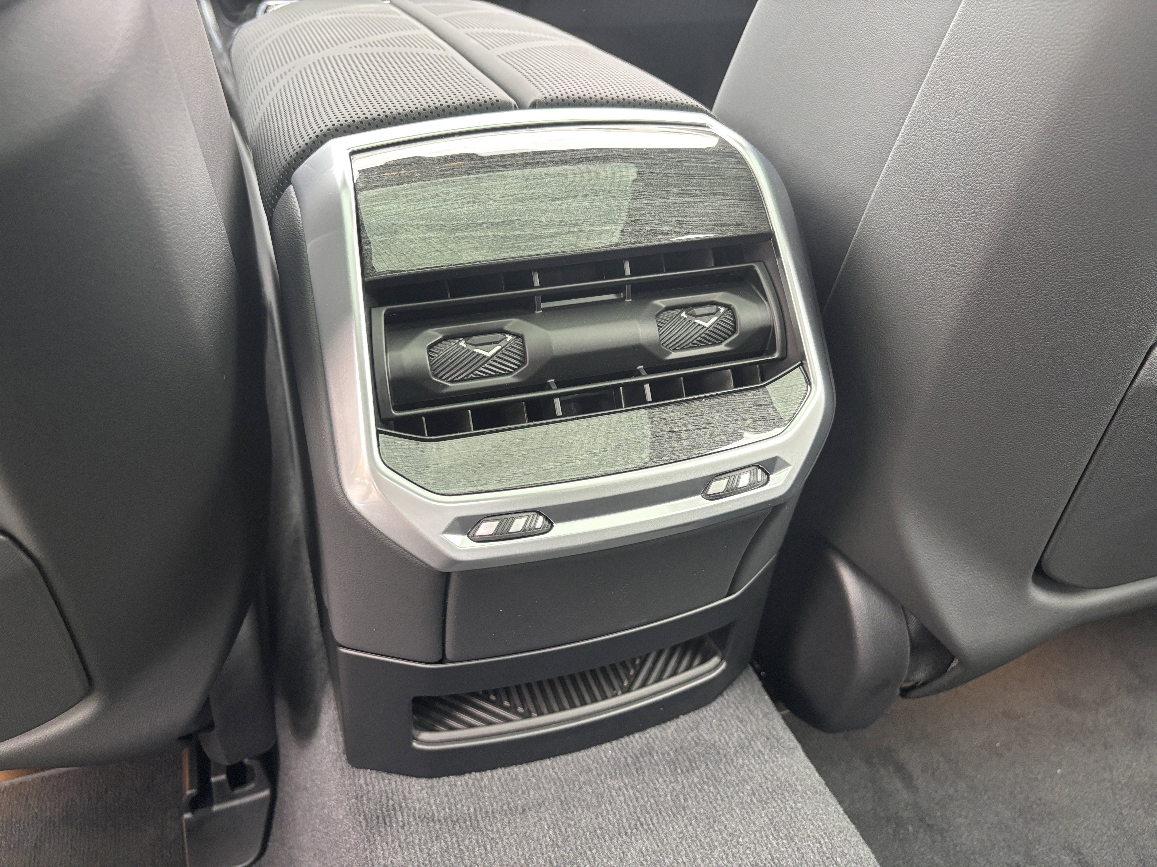 New 2026 BMW 750e xDrive image 31