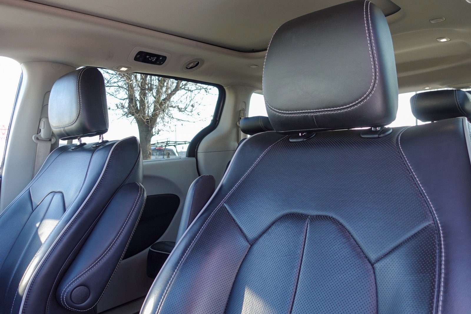 Used 2023 Chrysler Pacifica Limited image 11