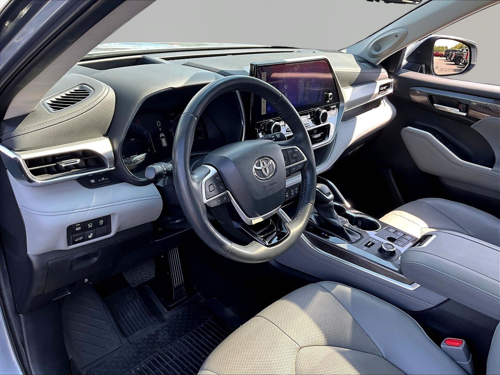 Used 2023 Toyota Highlander Platinum AWD/4WD image 17