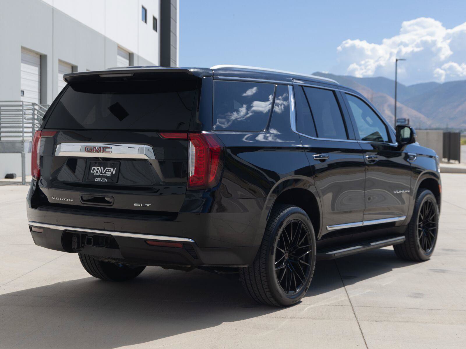 Used 2024 GMC Yukon SLT w/ SLT Luxury Package AWD/4WD image 5