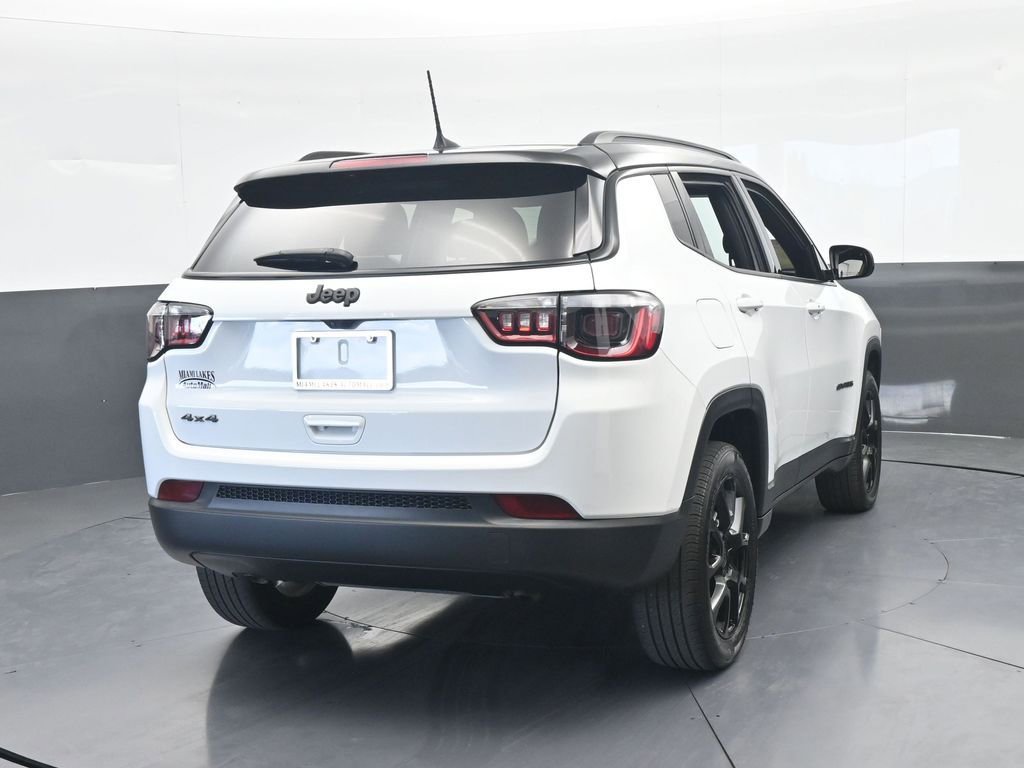 Used 2024 Jeep Compass Latitude w/ Convenience Group AWD/4WD image 5