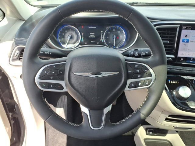 Used 2023 Chrysler Pacifica Touring-L FWD image 19