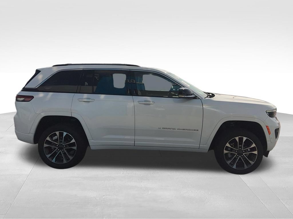 Used 2023 Jeep Grand Cherokee Overland w/ Luxury Tech Group IV AWD/4WD image 15