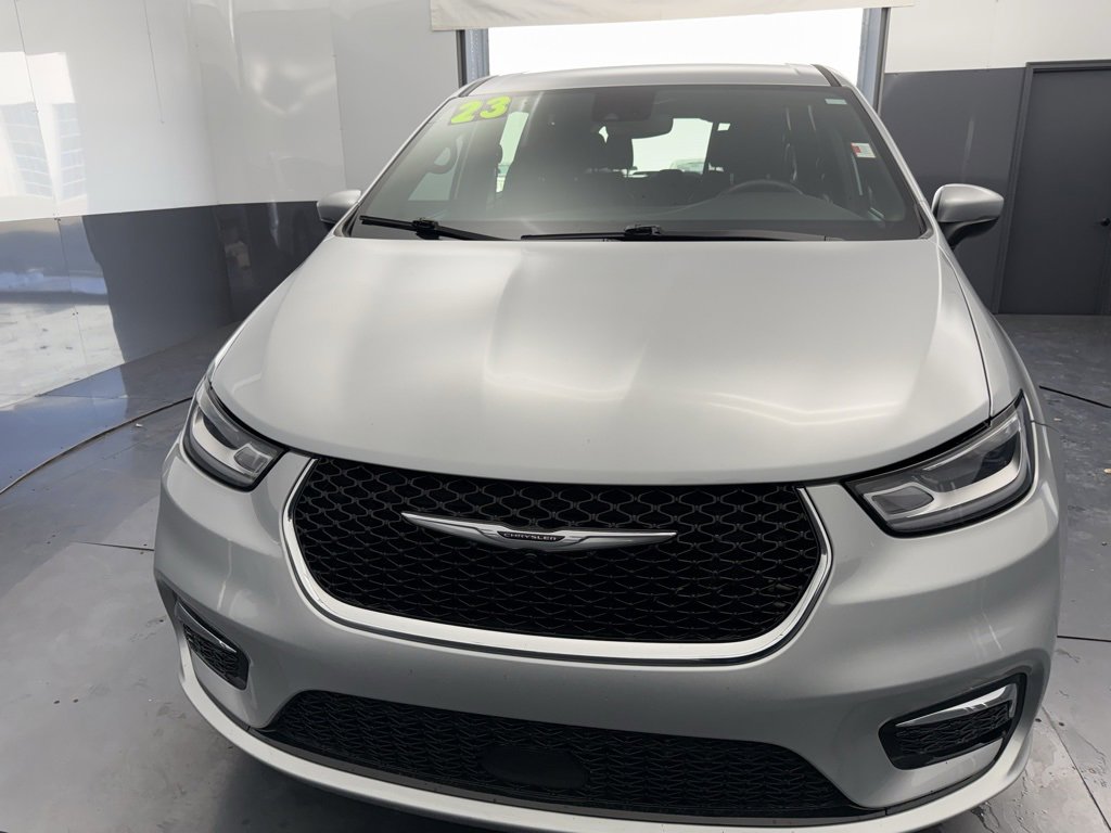 Used 2023 Chrysler Pacifica Touring image 8