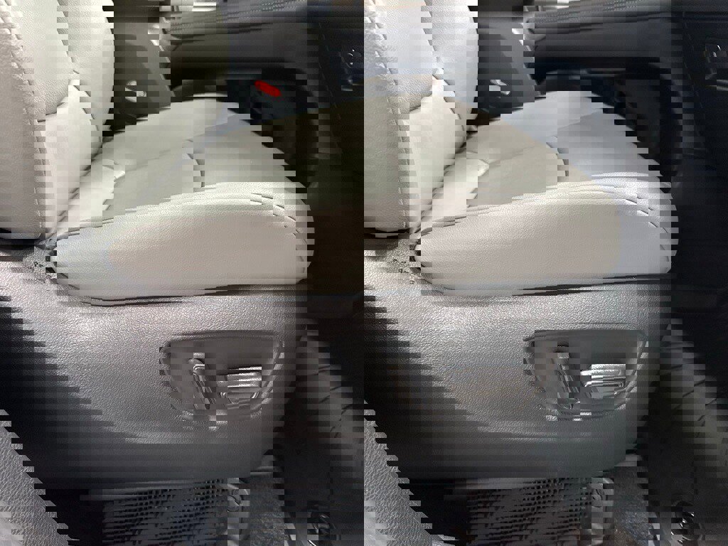 Used 2025 Toyota Sienna XLE image 62