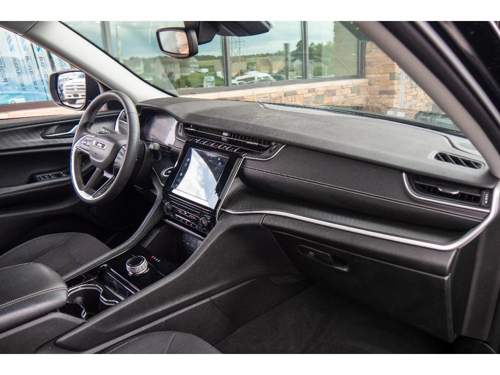 Used 2023 Jeep Grand Cherokee Laredo AWD/4WD image 17