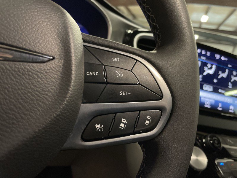 Used 2024 Chrysler Pacifica Touring-L FWD image 31