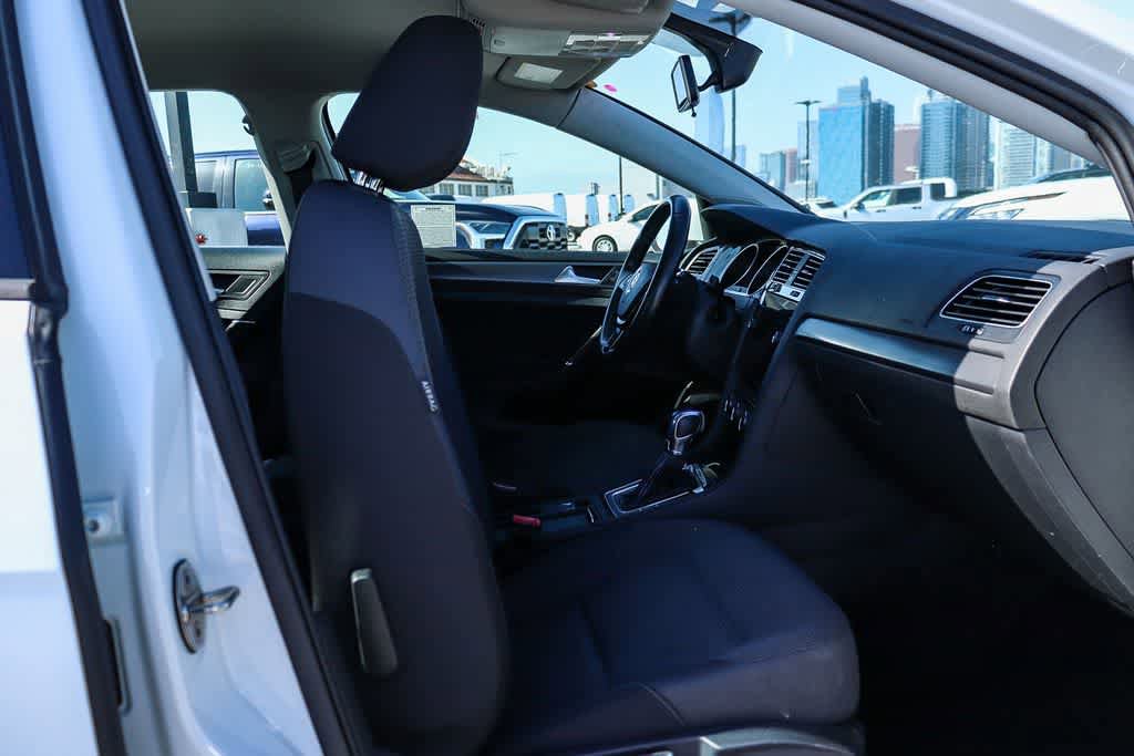 Used 2018 Volkswagen e-Golf SE FWD image 16