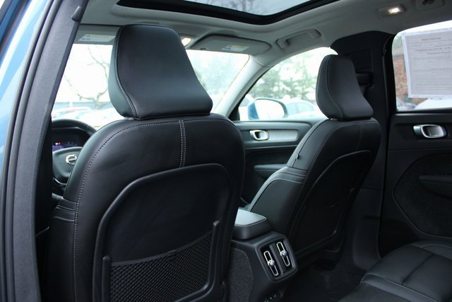 Used 2025 Volvo XC40 B5 Plus image 37