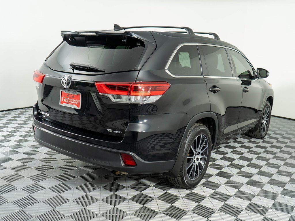 Used 2018 Toyota Highlander SE image 6