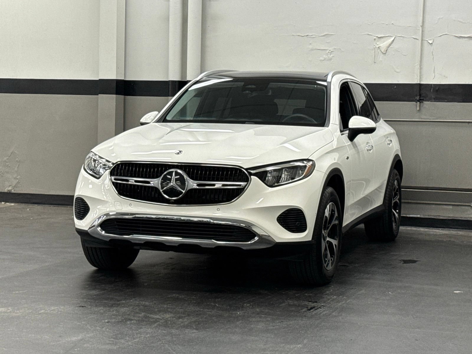 Used 2025 Mercedes-Benz GLC 350e 4MATIC image 4
