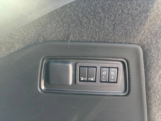 Certified 2024 Cadillac Escalade ESV Premium Luxury w/ Performance Package AWD/4WD image 26