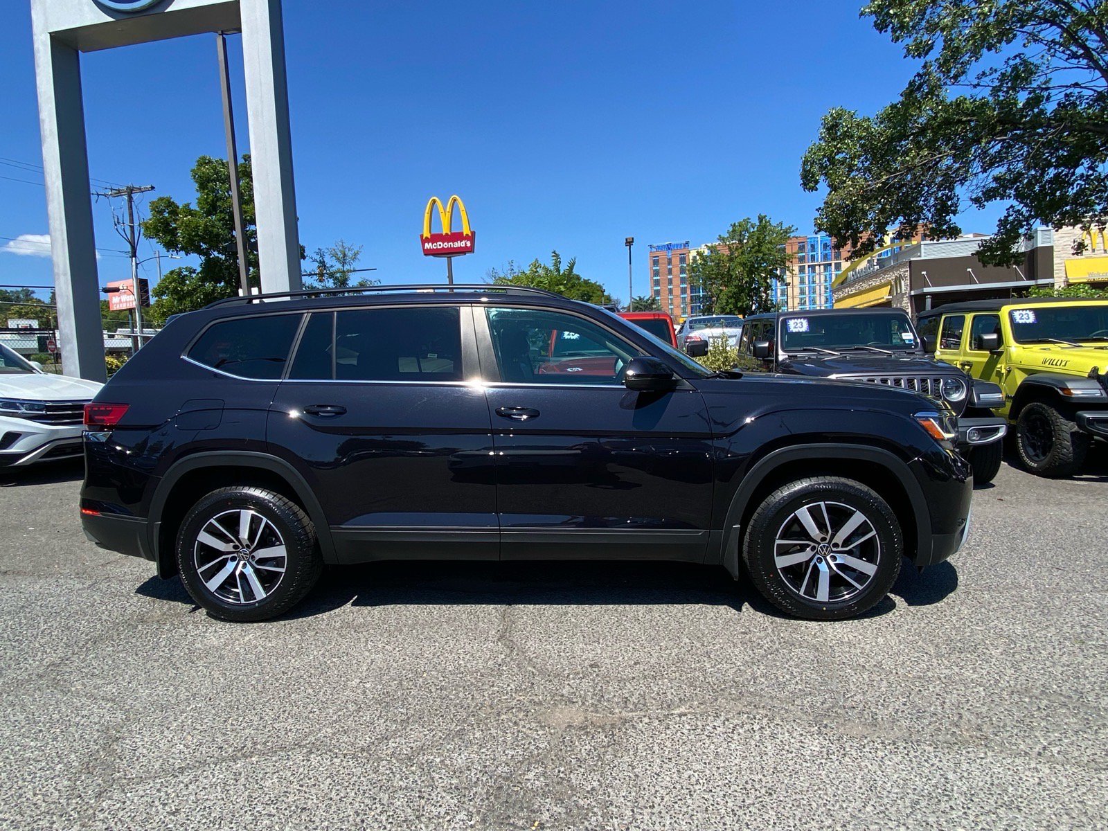 Used 2021 Volkswagen Atlas SE FWD image 2