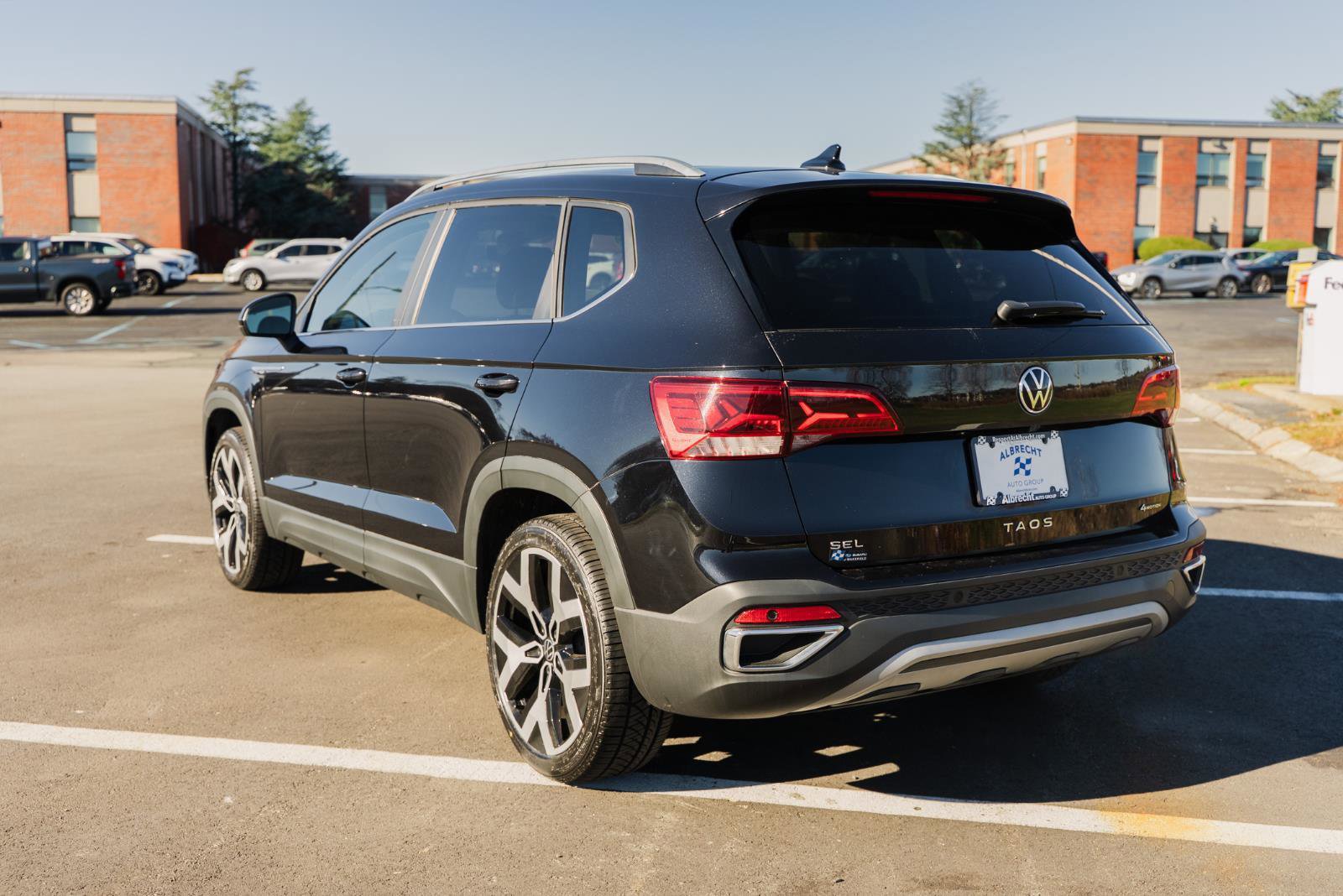 Used 2022 Volkswagen Taos SEL w/ Panoramic Sunroof Package image 4