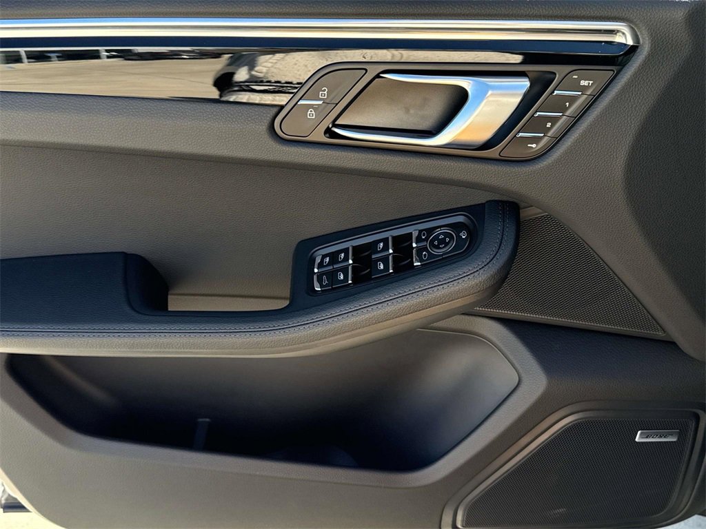 Used 2025 Porsche Macan image 16