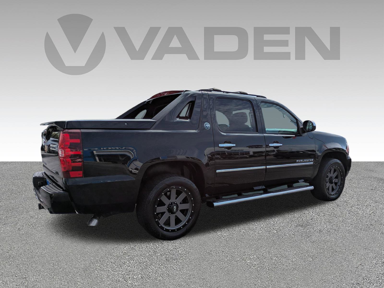 Used 2013 Chevrolet Avalanche LTZ image 23