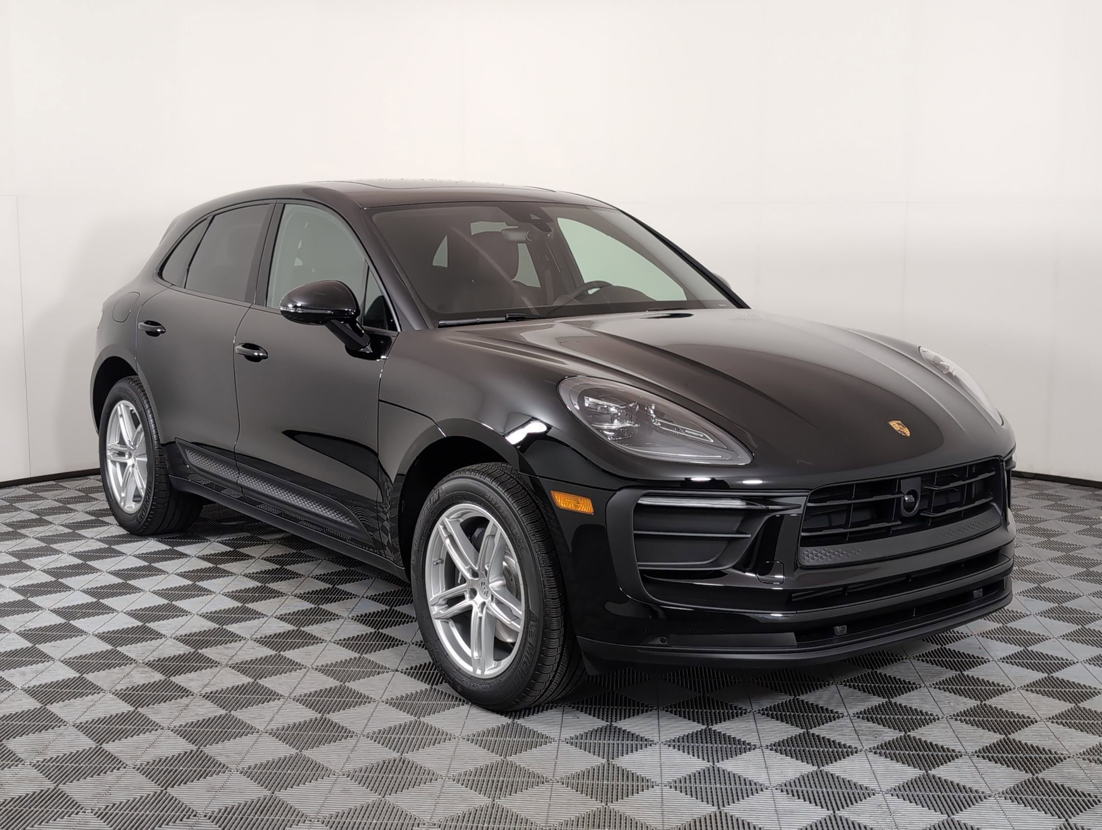 Certified 2025 Porsche Macan AWD/4WD image 10