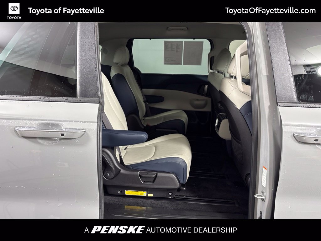 Used 2025 Kia Carnival EX FWD image 9