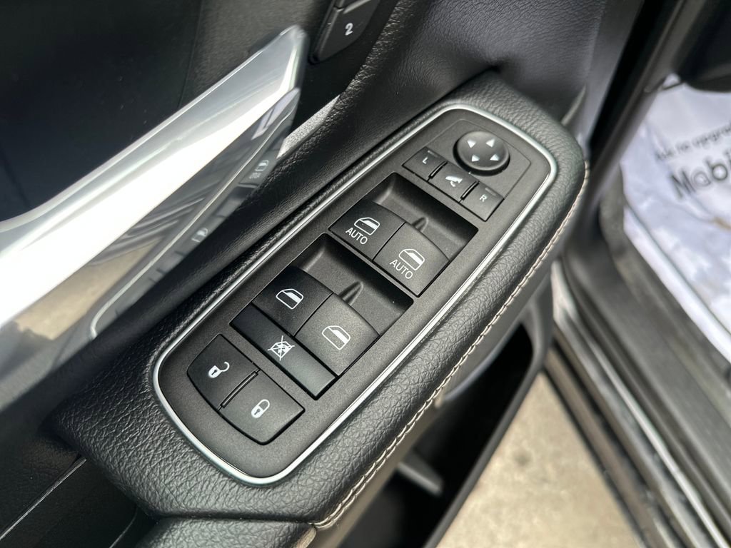 Used 2023 RAM 1500 Laramie AWD/4WD image 11
