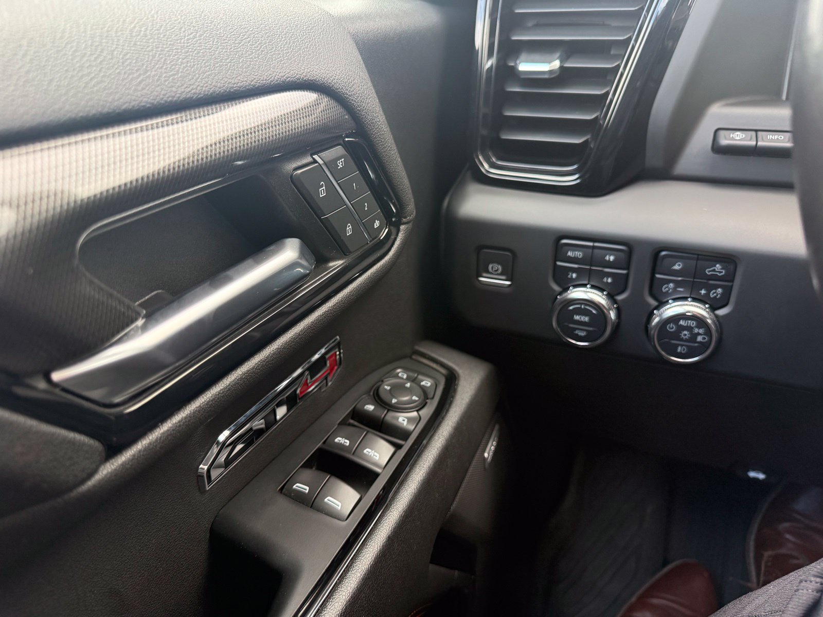 Used 2023 GMC Sierra 1500 AT4 w/ Technology Package AWD/4WD image 27