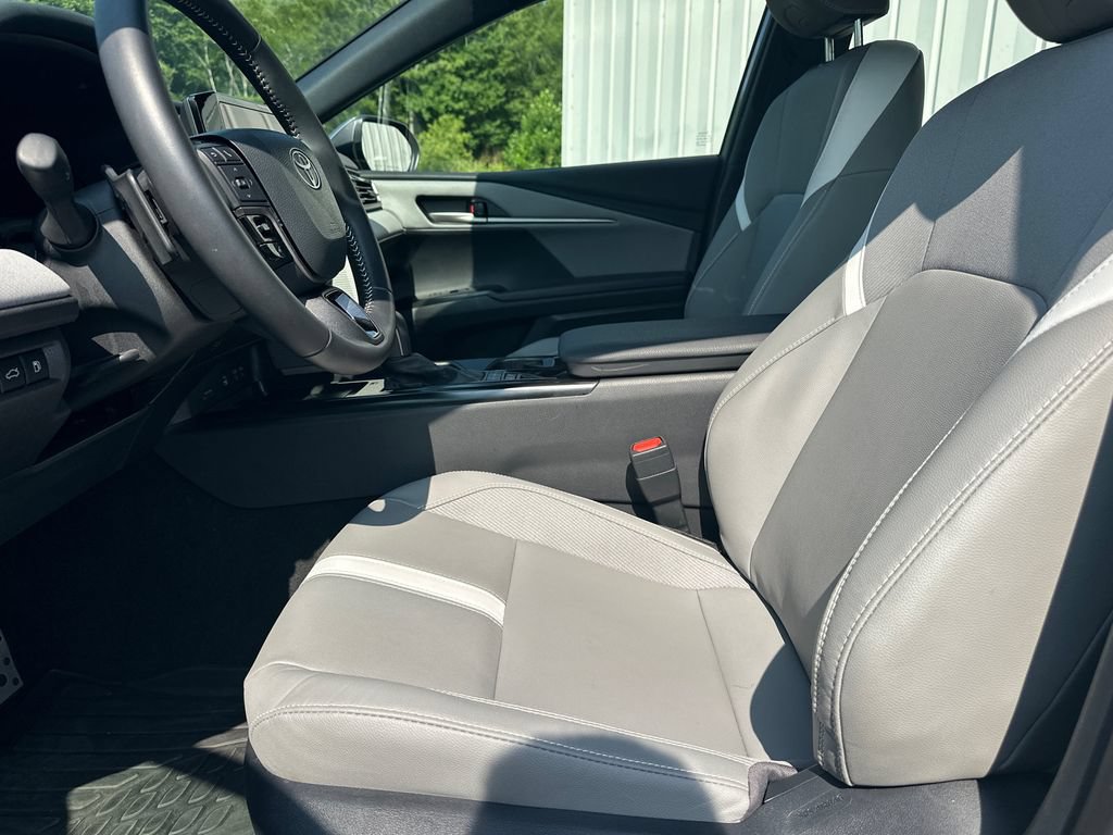 Used 2025 Toyota Camry SE w/ Convenience Package FWD image 10