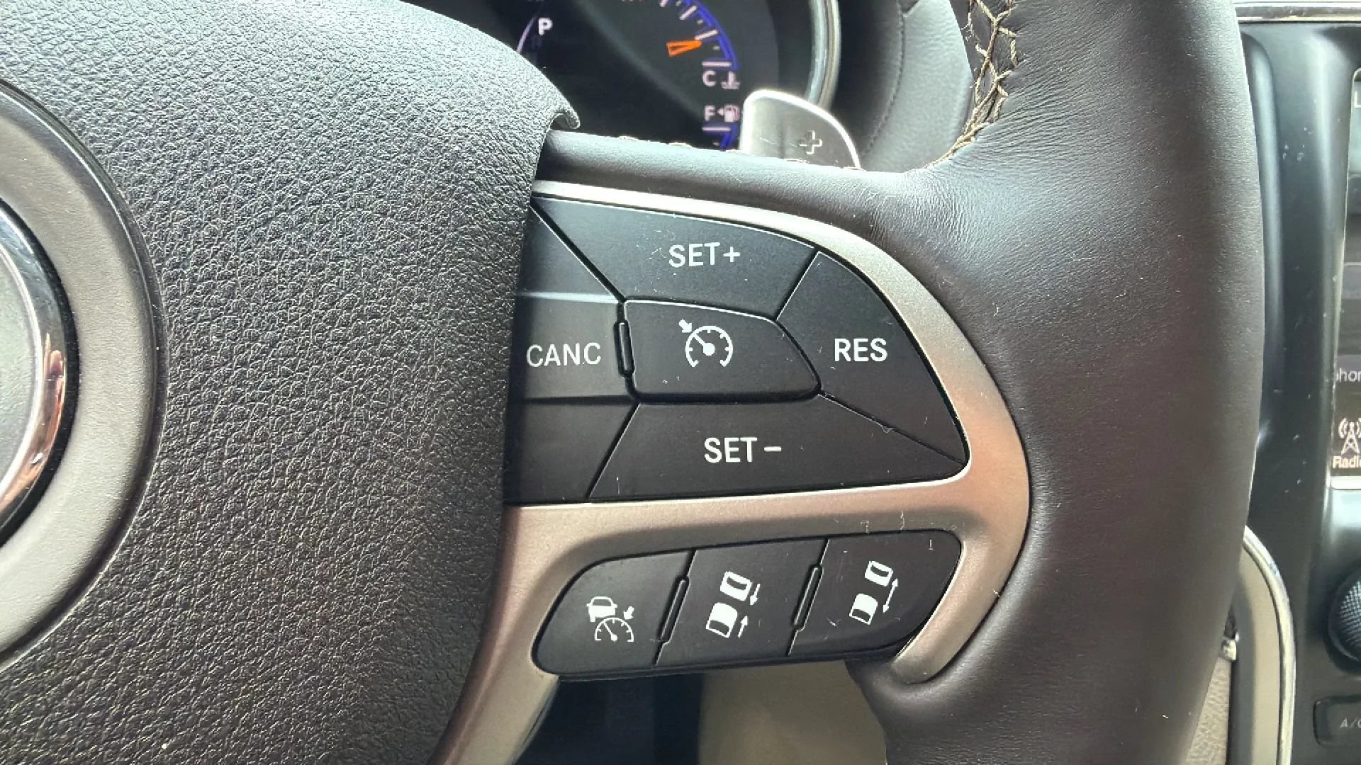 Used 2017 Jeep Grand Cherokee Overland w/ Jeep Active Safety Group AWD/4WD image 11