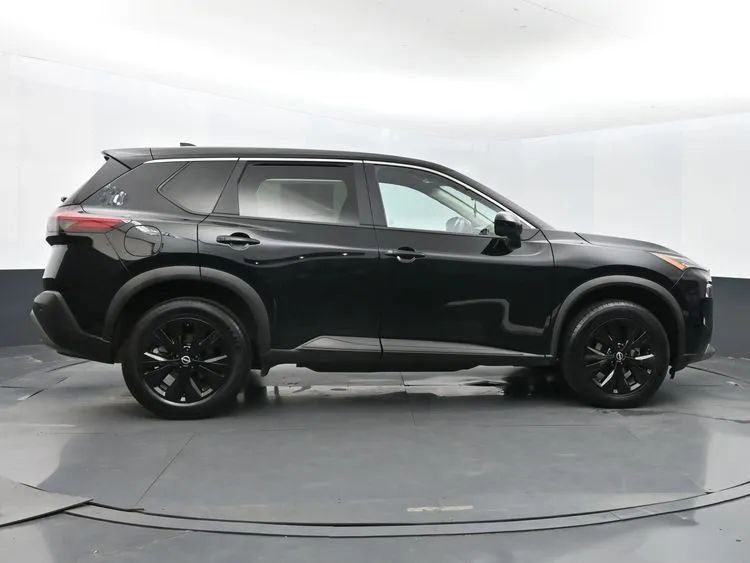Used 2023 Nissan Rogue SV image 4