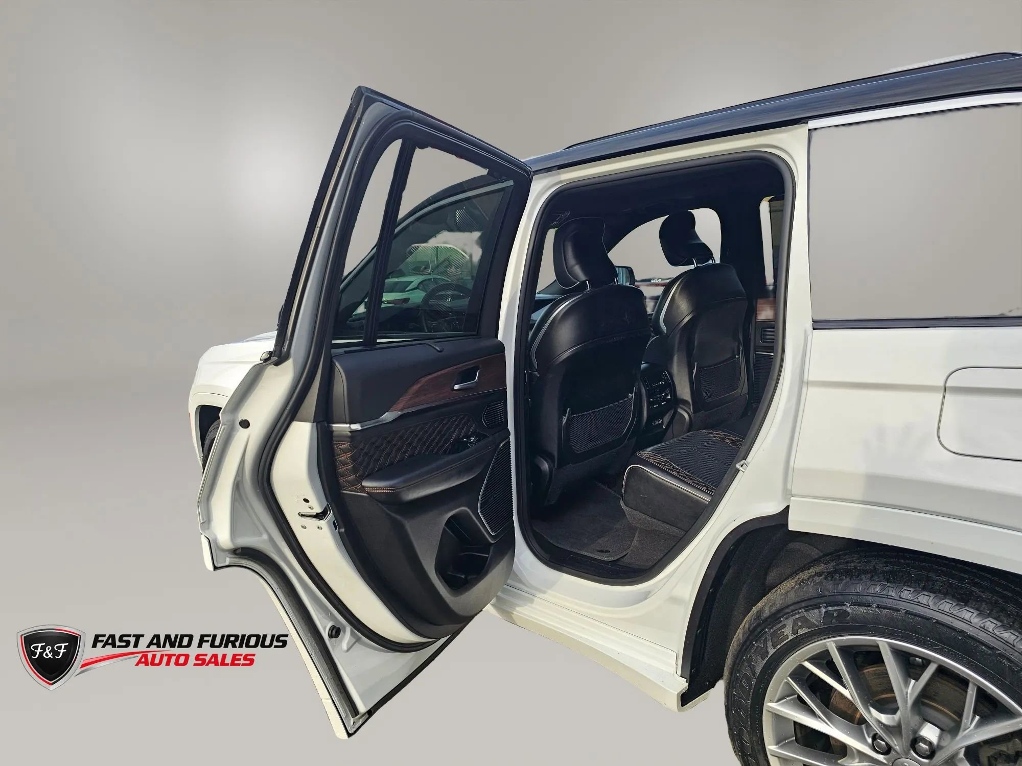 Used 2022 Jeep Grand Cherokee Summit w/ Luxury Tech Group V AWD/4WD image 10