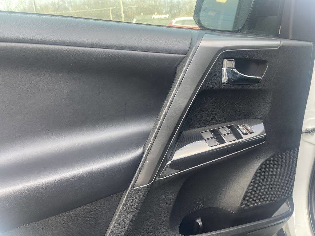 Used 2018 Toyota RAV4 SE image 13