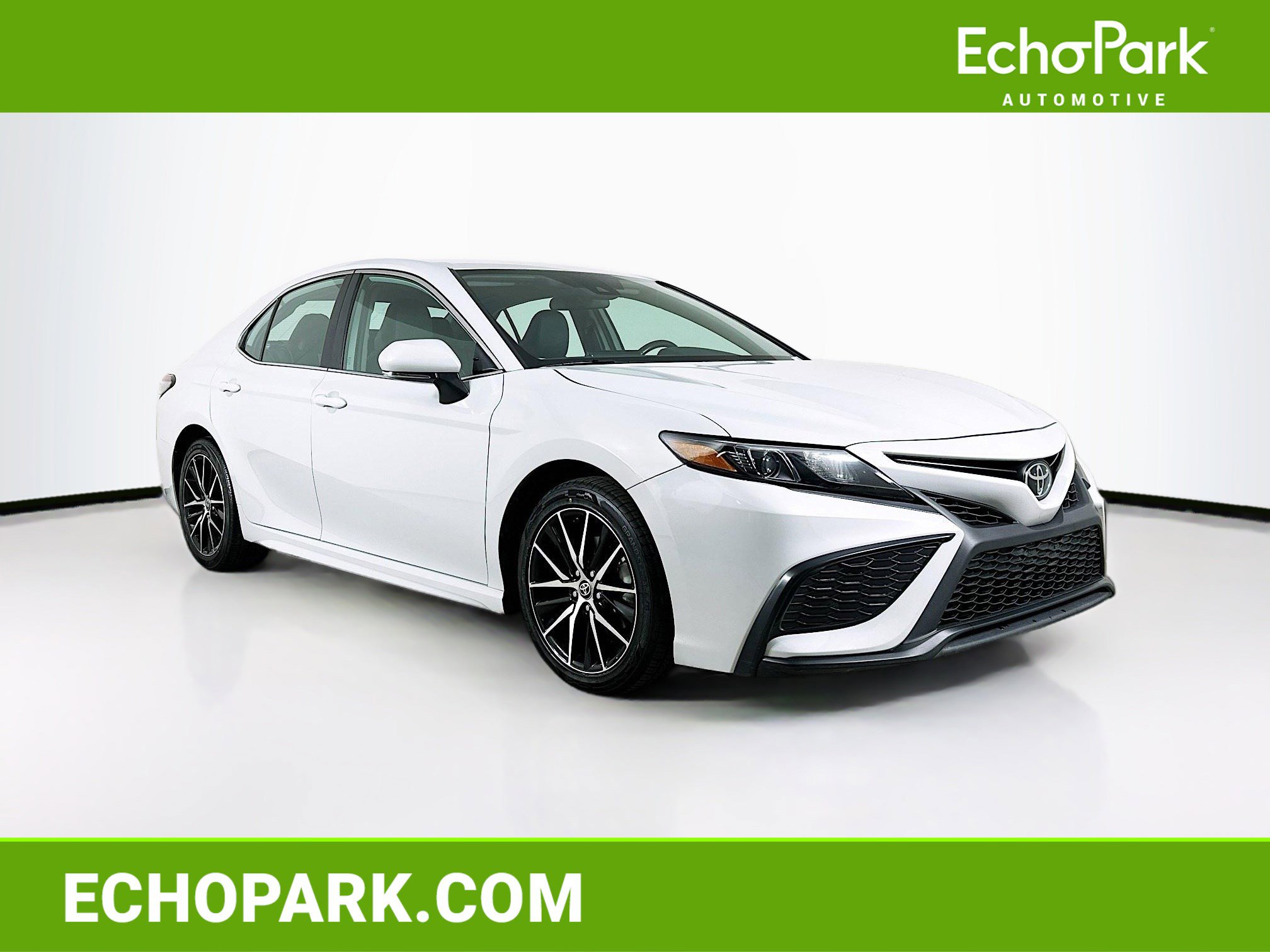 Used 2024 Toyota Camry SE image 1