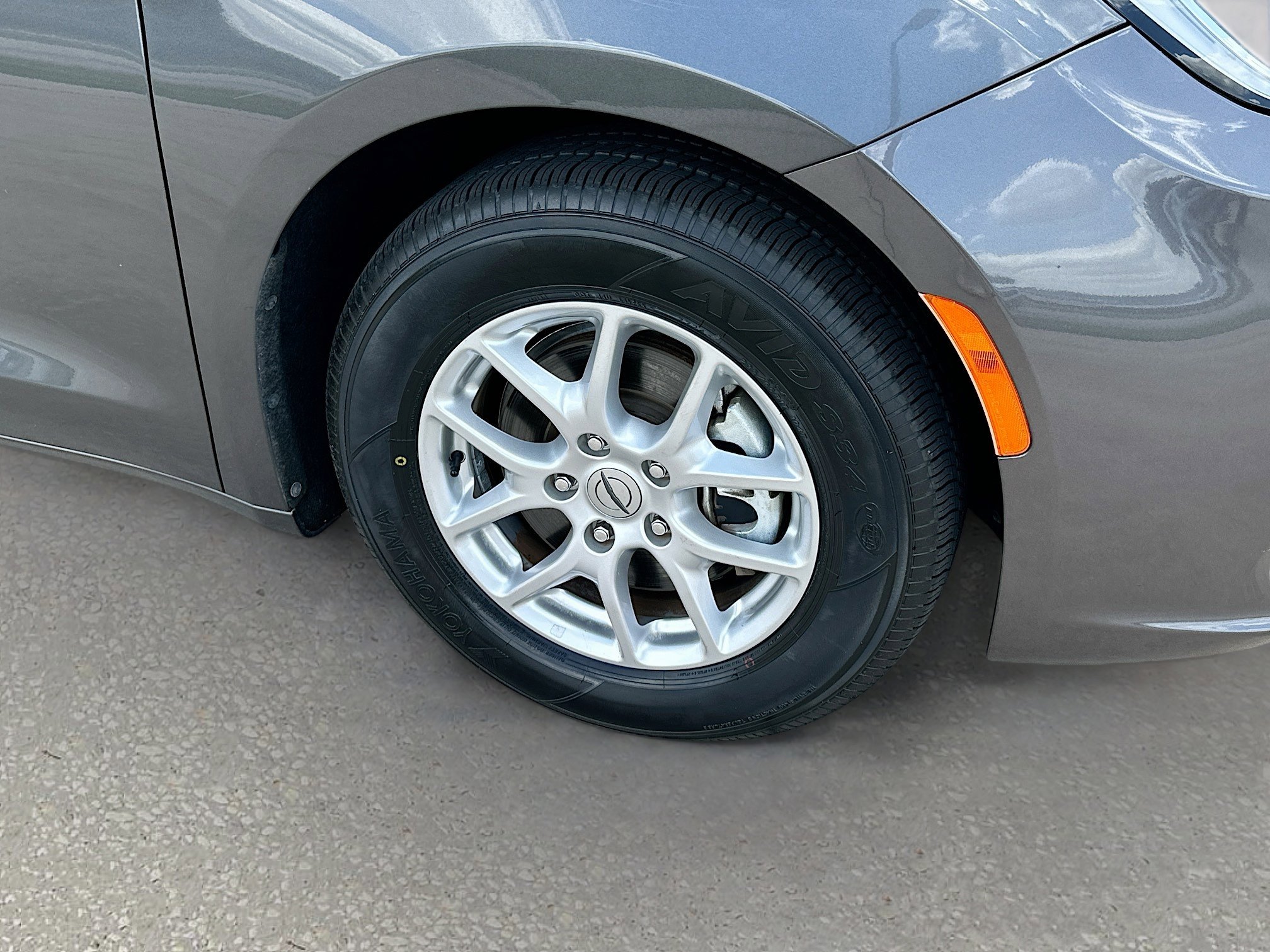 Used 2023 Chrysler Pacifica Touring-L FWD image 29