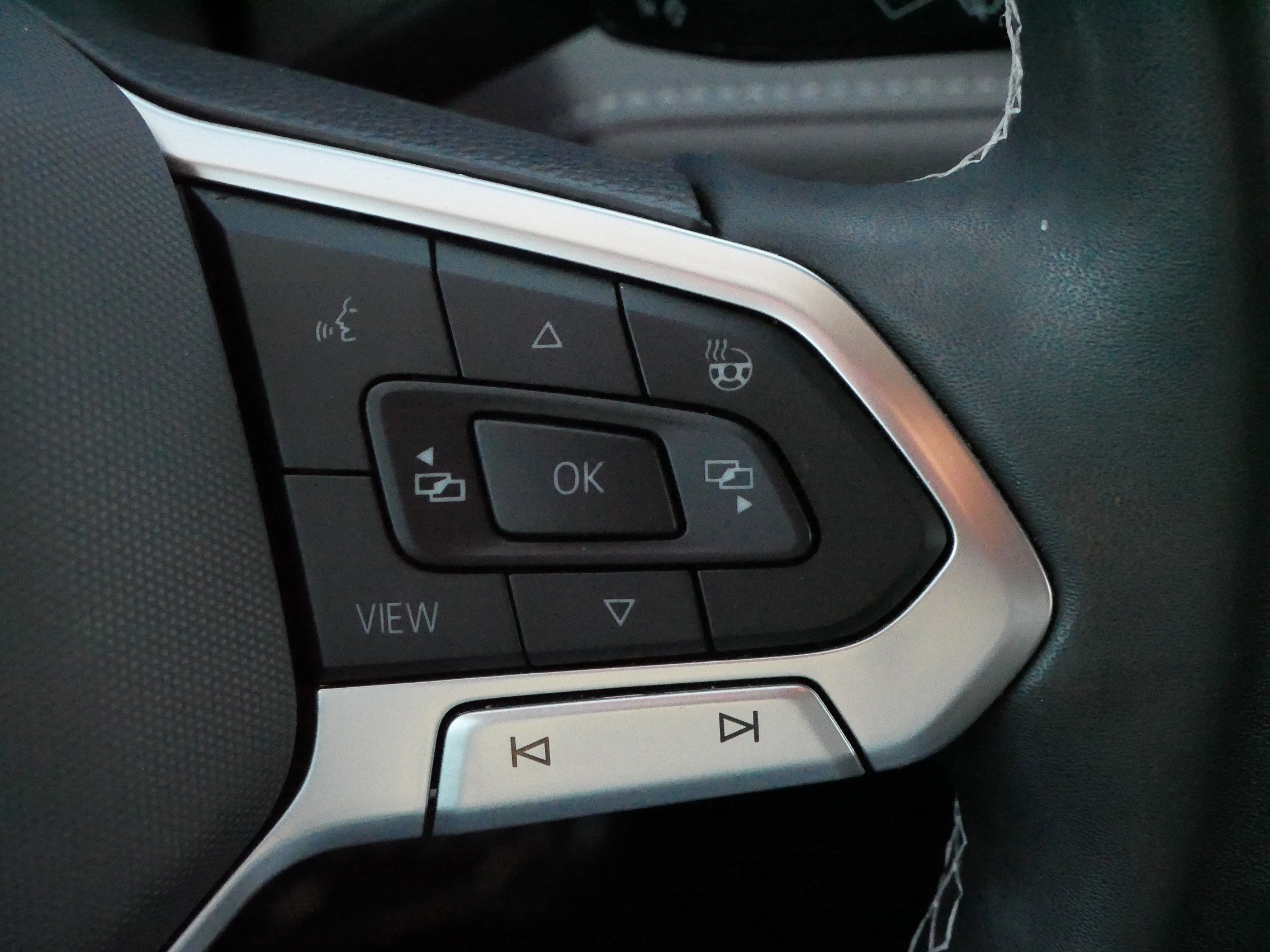 Certified 2024 Volkswagen Taos SE w/ Panoramic Sunroof Package image 25